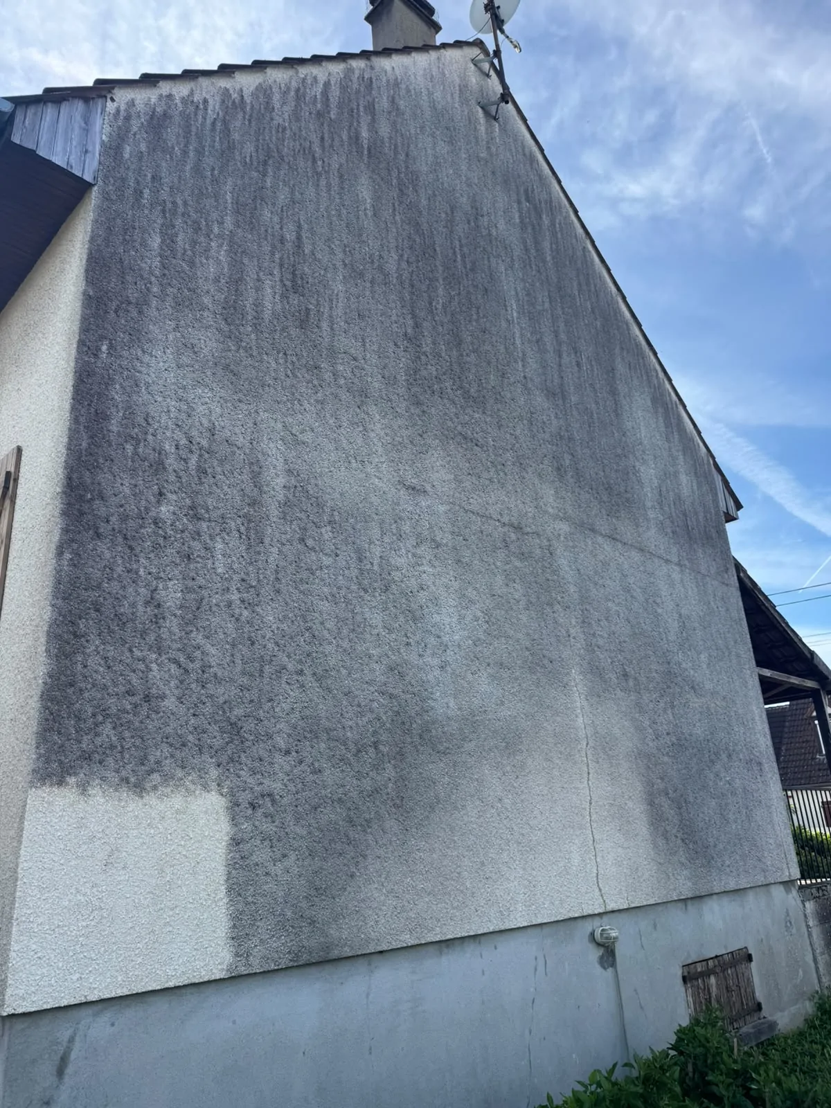 Façade et muret encrassés, avant nettoyage